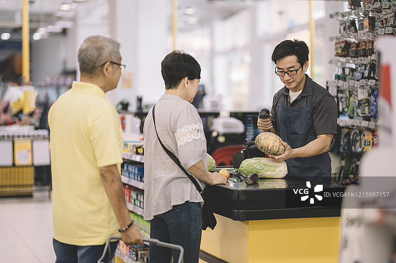 中国老年妇女在超市排队付款图片素材