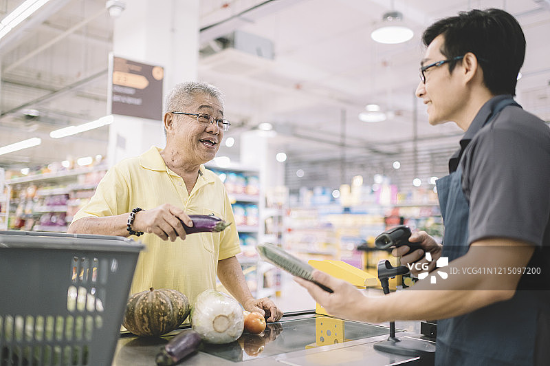 中国老年人在超市收银台付款图片素材