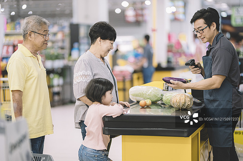 中国年长女性在超市收银台付款图片素材