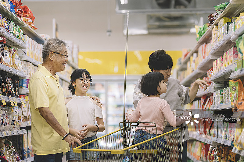 周末祖孙在超市购物图片素材