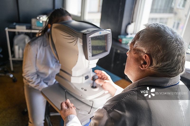 年轻女性在眼科医生处进行眼科检查图片素材
