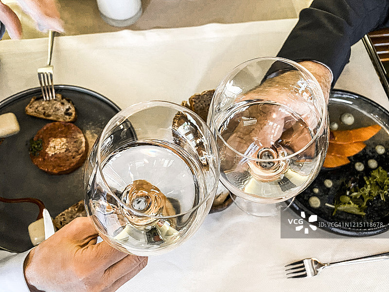 两杯气泡酒碰杯祝酒图片素材