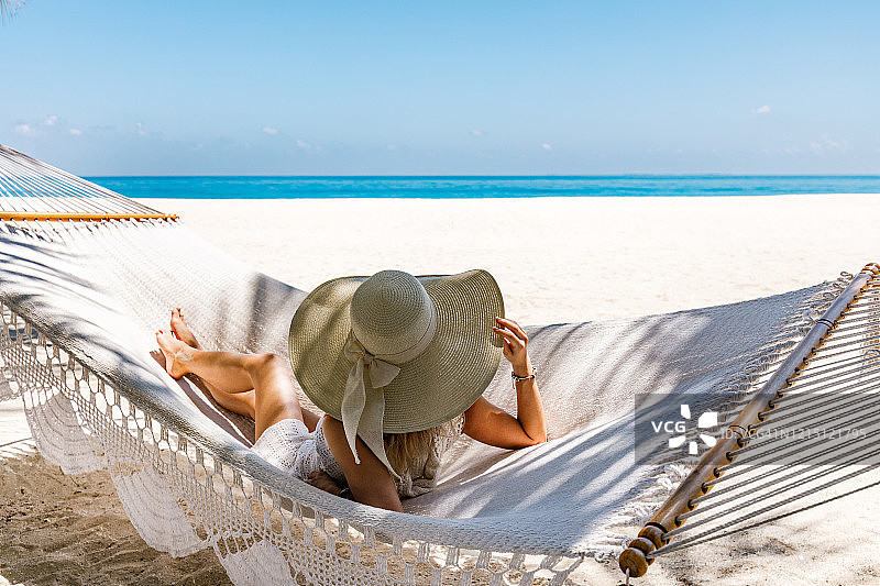 在吊床上看海景图片素材