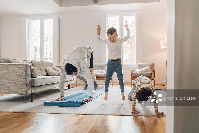 父亲和孩子们在家锻炼图片素材