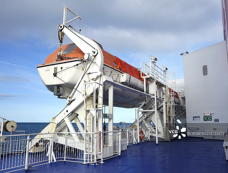 渡轮上的救生艇图片素材