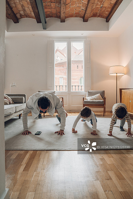 父亲和孩子们在家锻炼图片素材