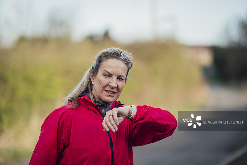 边说话边看表图片素材