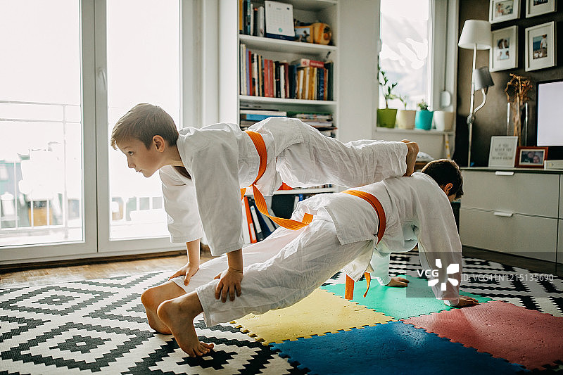 两个男孩练习柔道图片素材