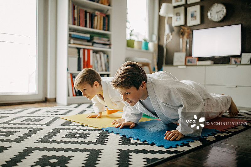两个男孩练习柔道图片素材
