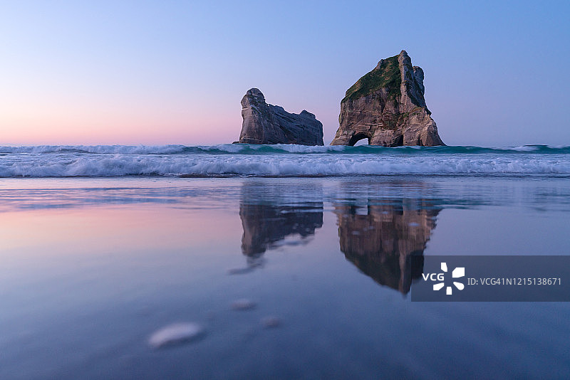 新西兰瓦拉里基海滩的日落图片素材