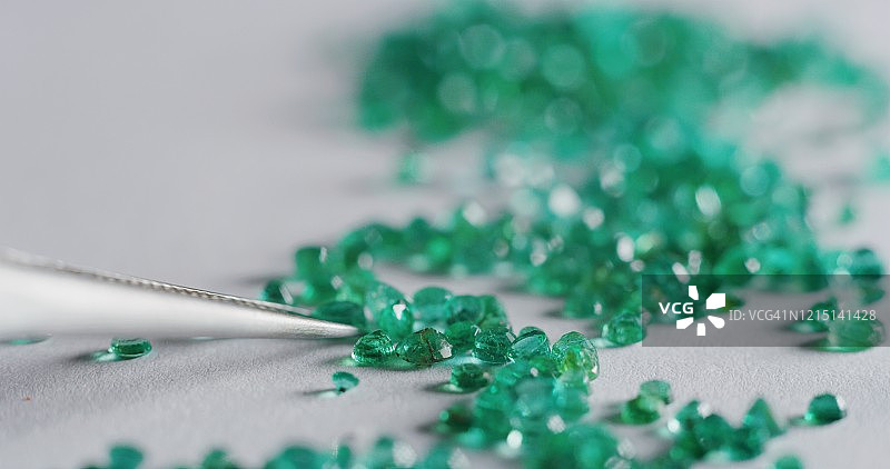 经验丰富的金匠整理高品质钻石的微距特写图片素材