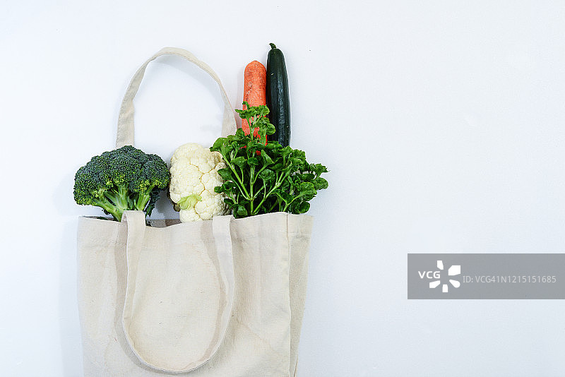 新鲜蔬菜和棉帆布可重复使用购物袋图片素材