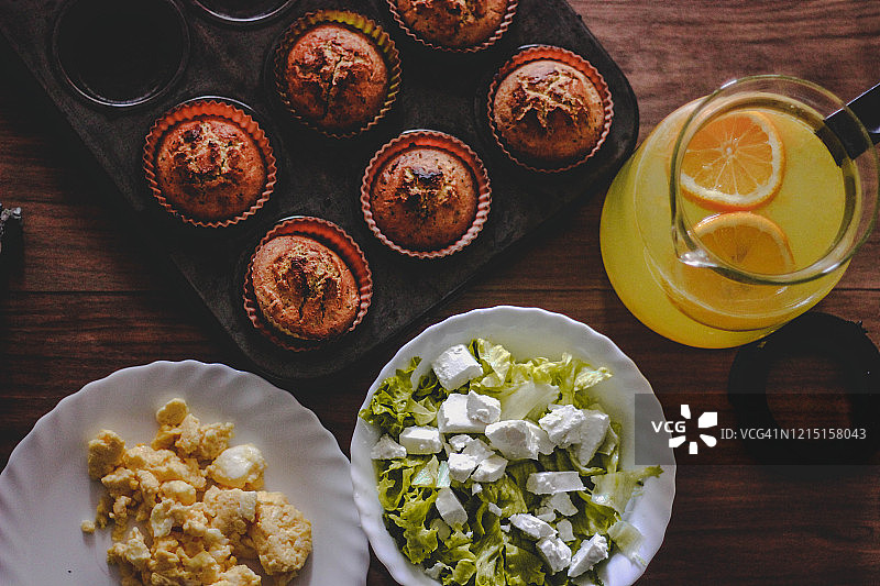 健康早餐：奶酪沙拉、炒鸡蛋和鲜榨果汁图片素材