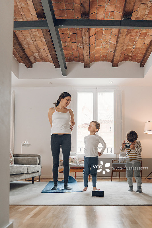 母亲和孩子们在家做瑜伽图片素材