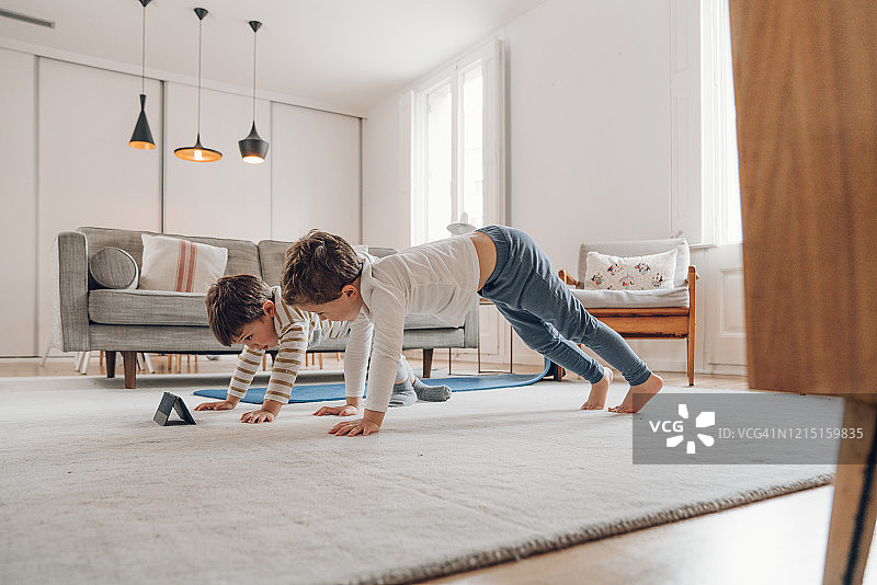 孩子们在家做瑜伽图片素材