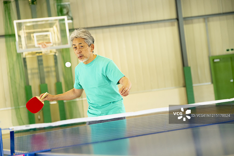 年长的男人享受乒乓球运动图片素材
