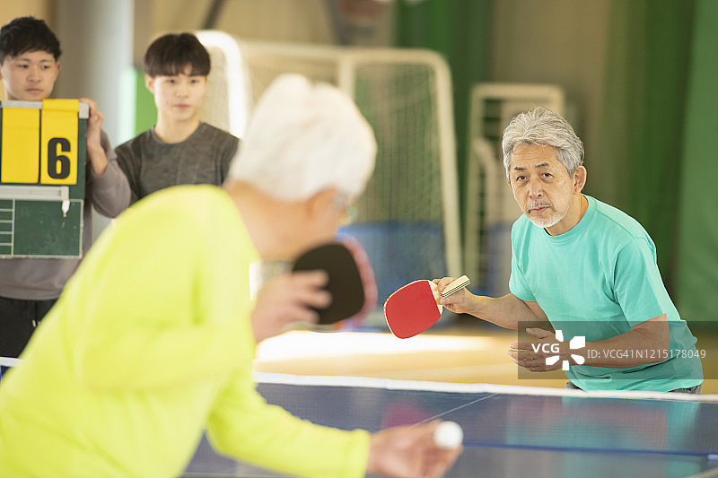年长的男人享受乒乓球运动图片素材