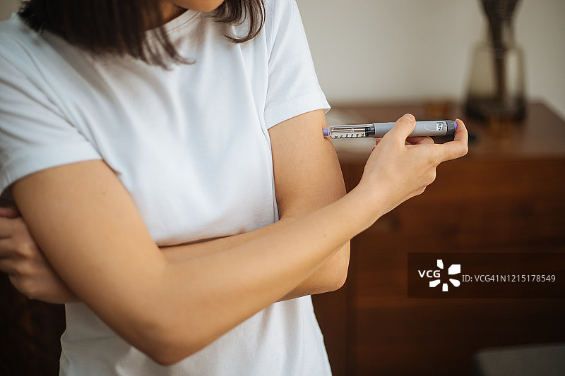 正在注射胰岛素的女人图片素材