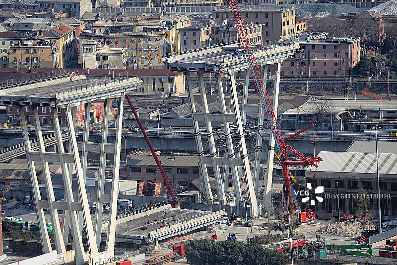 在热那亚拆除高架公路桥的起重机图片素材