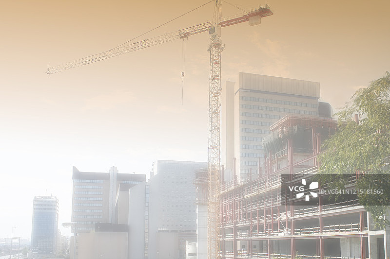 柔和色彩的建筑起重机，热那亚商业区天际线图片素材