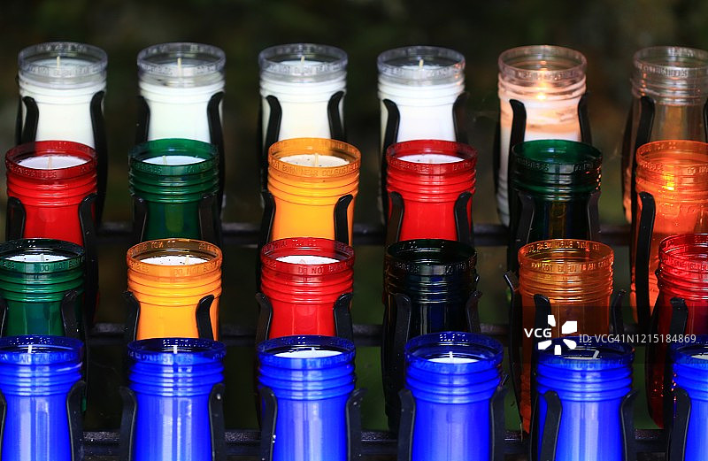 陵墓里色彩鲜艳的还愿蜡烛图片素材