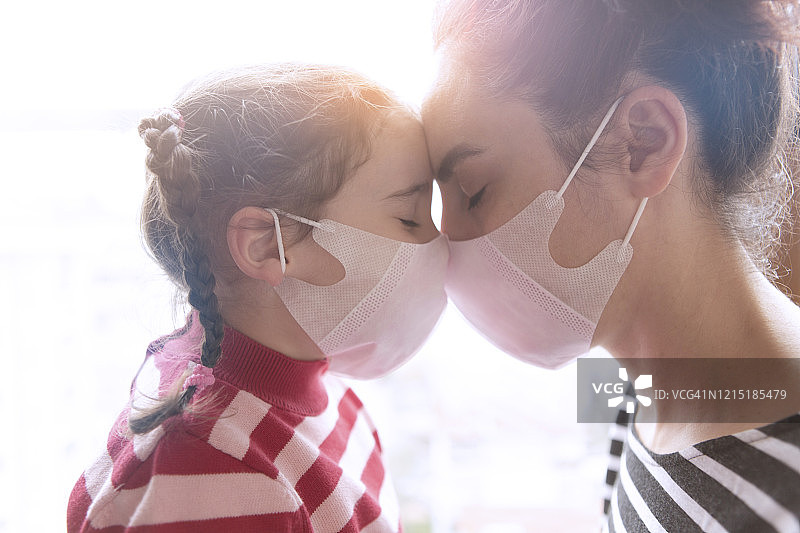 戴着口罩的母亲和女儿图片素材