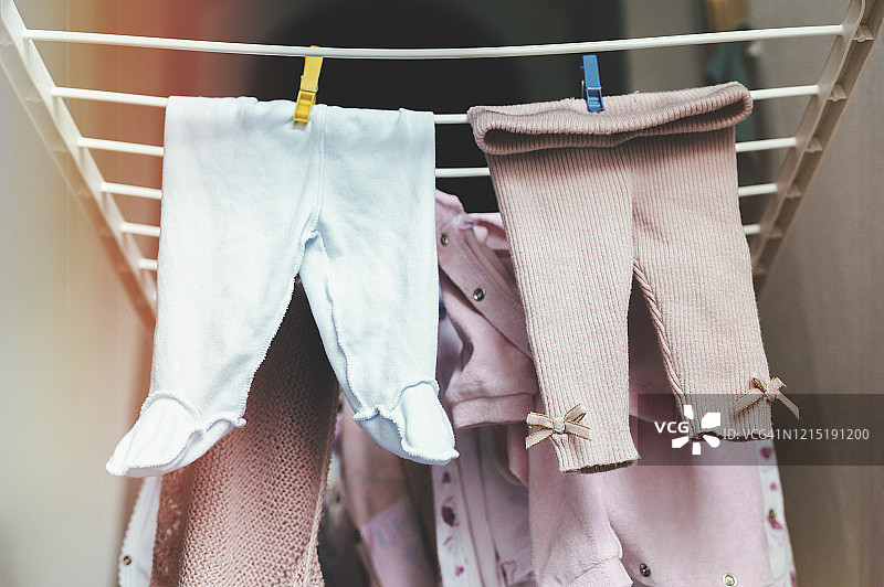 挂在晾衣绳上的婴儿衣服图片素材