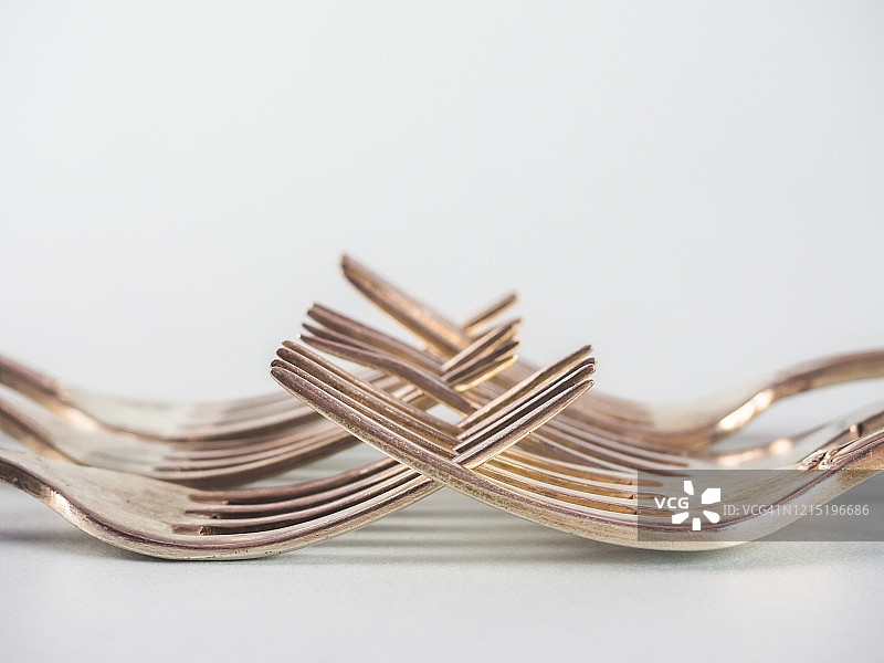 旧银色金属叉互锁齿抽象背景图片素材