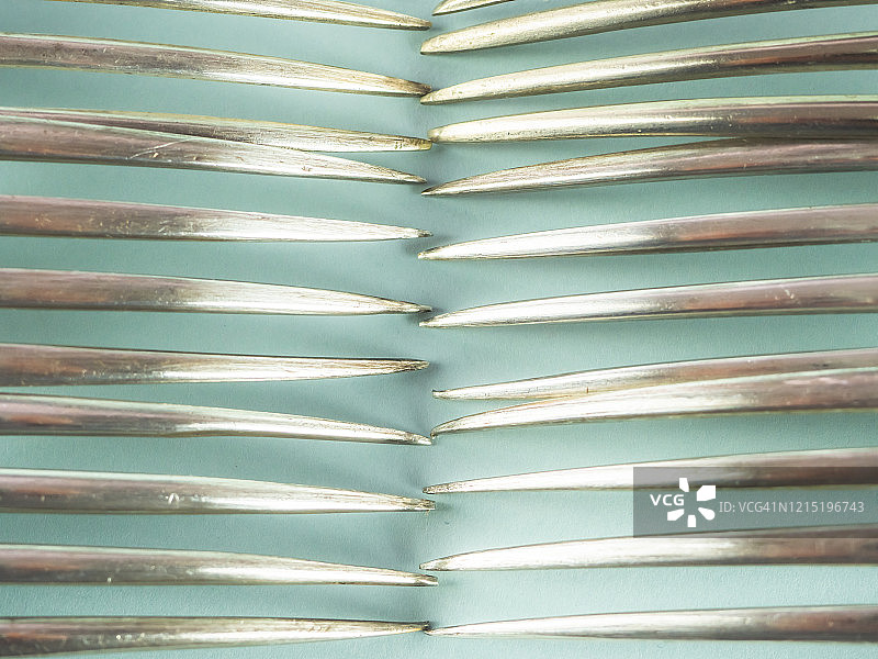 旧银色金属叉互锁齿抽象背景图片素材