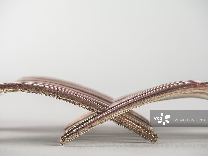 旧银色金属叉互锁齿抽象背景图片素材