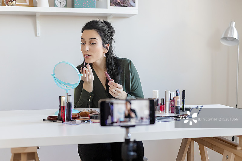 为她的美妆产品博客录制视频的女人图片素材