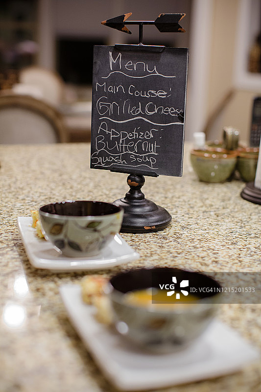 烤奶酪卷和冬南瓜汤图片素材