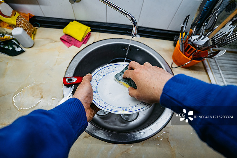 男子在家洗碗图片素材