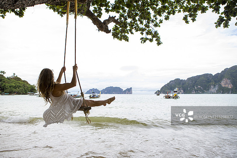 在泰国皮皮岛绳索秋千上的女人图片素材