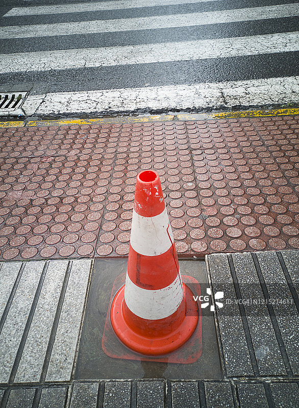 交通锥：人行道瓷砖缺失警示图片素材