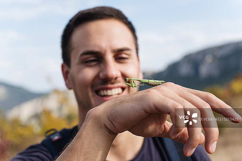 快乐的男生物学家和他的螳螂图片素材