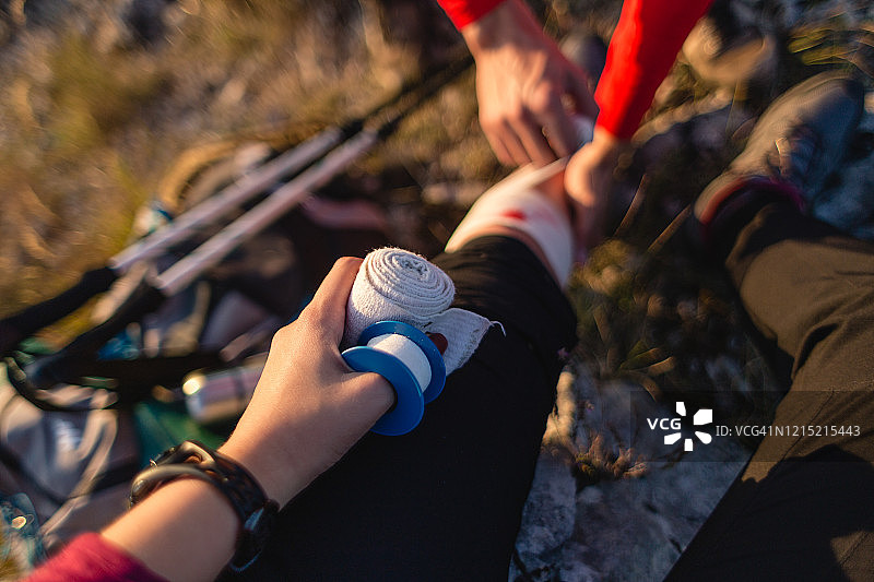 登山受伤急救应用图片素材