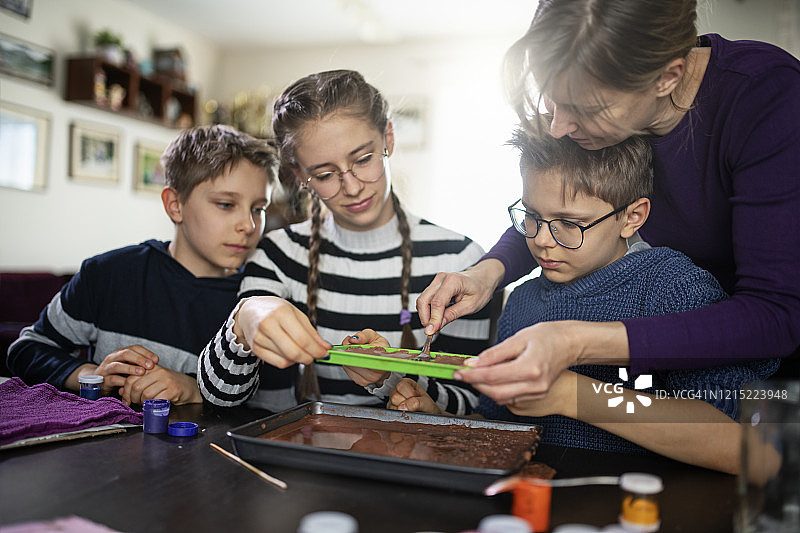 孩子们学习用废纸制作手工纸图片素材