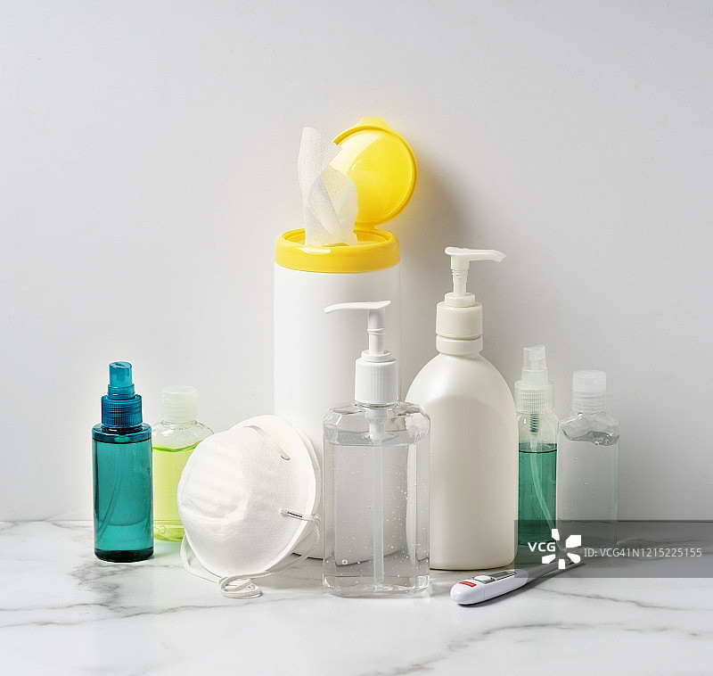 白色背景上的防护口罩、洗手液、消毒湿巾和温度计图片素材