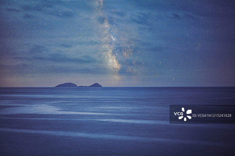 亚得里亚海深蓝色海水与银河天空图片素材