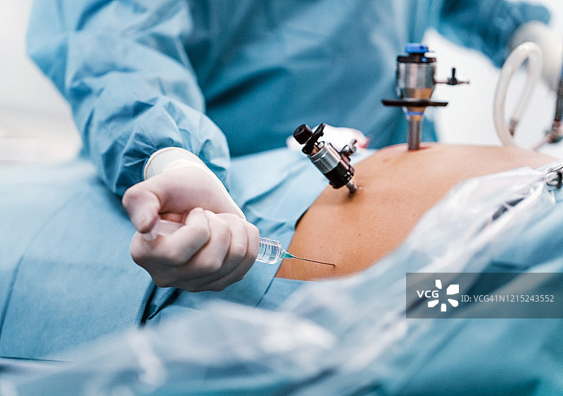 医院手术中患者使用的医用注射器图片素材