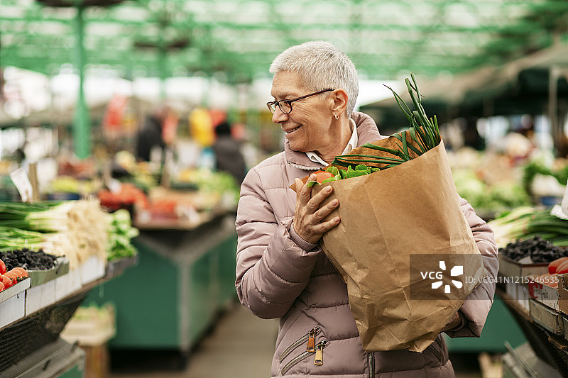 购买杂货的年长女性图片素材
