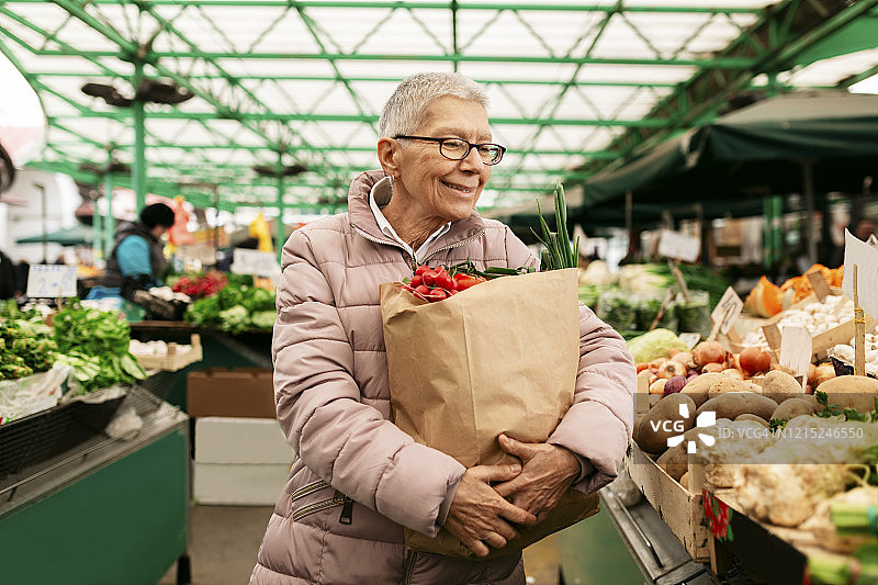 年长的女人在农贸市场购物图片素材