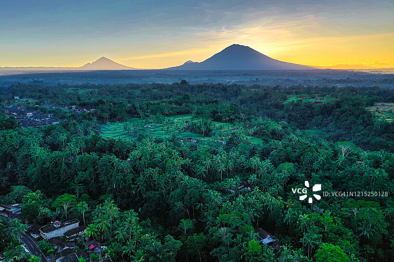 巴厘岛乌布火山日出前稻田全景航拍图片素材