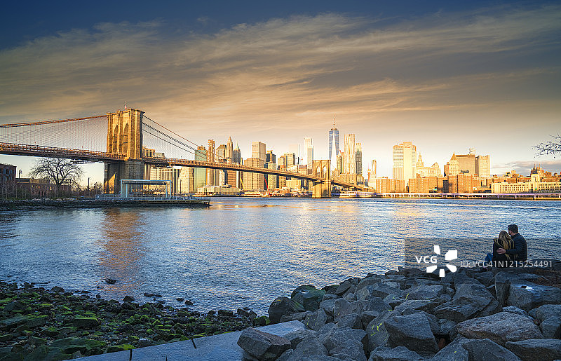 曼哈顿天际线，前景是布鲁克林大桥和自由塔图片素材