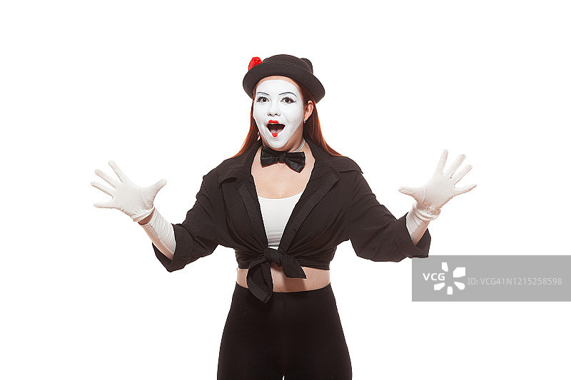 表演中的女哑剧艺术家肖像，白色背景。喜悦、惊喜、愉快会面、快乐事件的象征图片素材