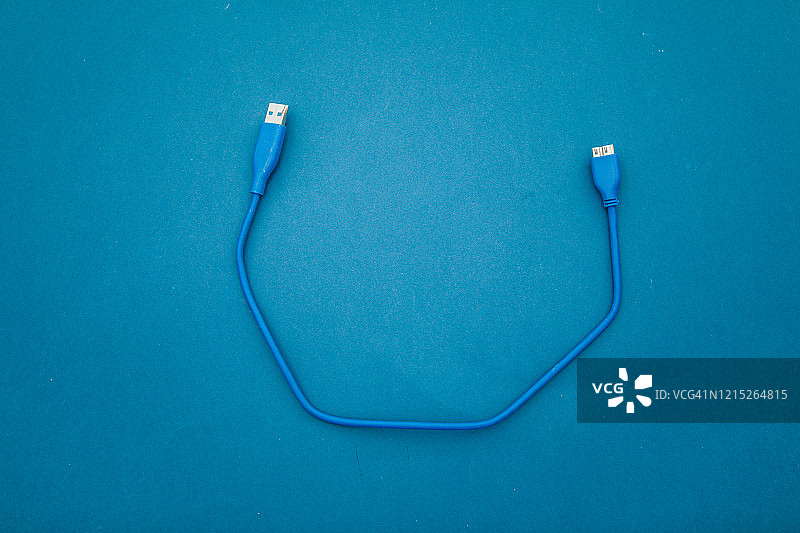 带USB数据线的充电器（带剪切路径）图片素材