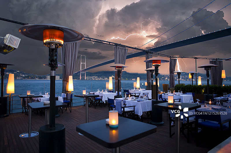 土耳其伊斯坦布尔博斯普鲁斯海峡的豪华餐厅和夜总会图片素材