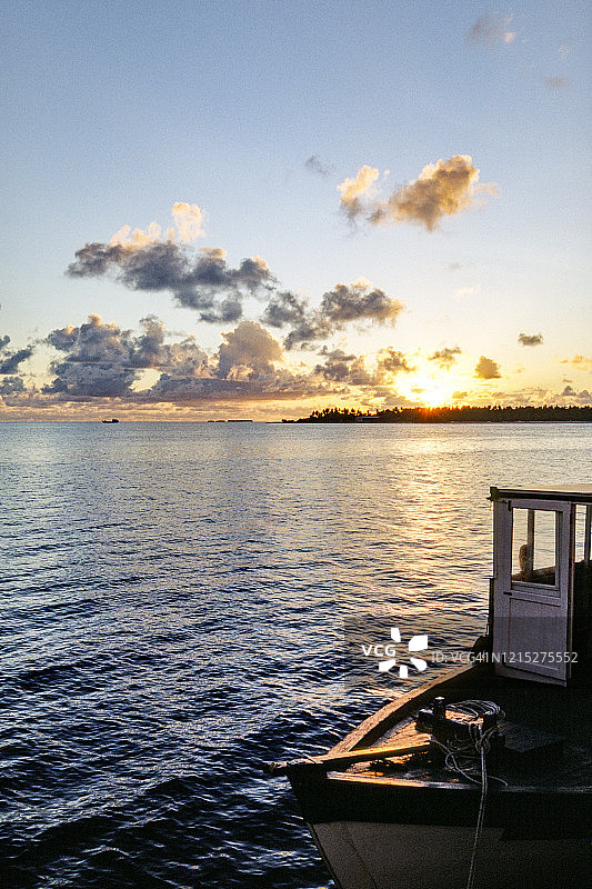 印度洋上的马尔代夫日落图片素材