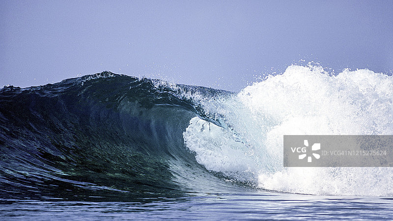 印度洋上的马尔代夫海浪图片素材